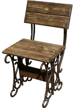Деревянный уличный стул на кованом каркасе.