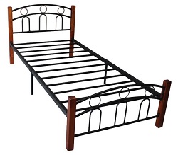 Кровать металлическая с элементами дерева.