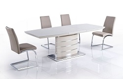 Обеденная группа: Раскладной стол и четыре стула. Цвет бежевый.