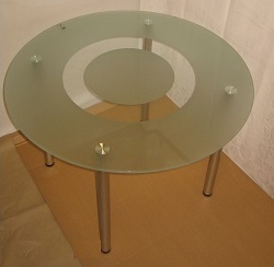 Стеклянный стол без полочки на металлических опорах. Стекло с рисунком.