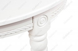 Овальный раскладной обеденный стол из массива дерева. Фрагмент столешницы с ножкой.Цвет белый.
