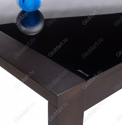 Прямоугольный деревянный раздвижной стол со стеклом. Фрагмент столешницы.
