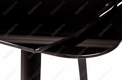 Стеклянный стол с черной столешницей на металлокаркасе. Фрагмент столешницы.