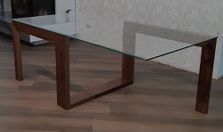Большой стол из стекла и дерева