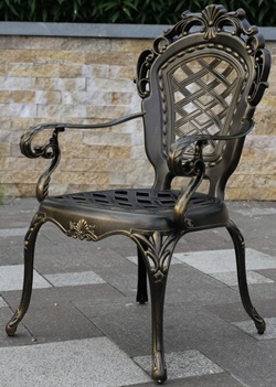Кресло литое металлическое, рисунок на спинке ромбы