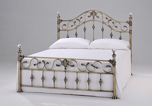 Двухместная металлическая кровать с низким изножьем