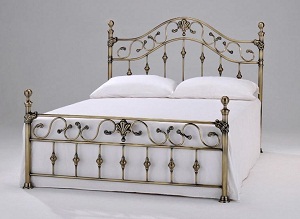 Двухместная металлическая кровать с низким изножьем