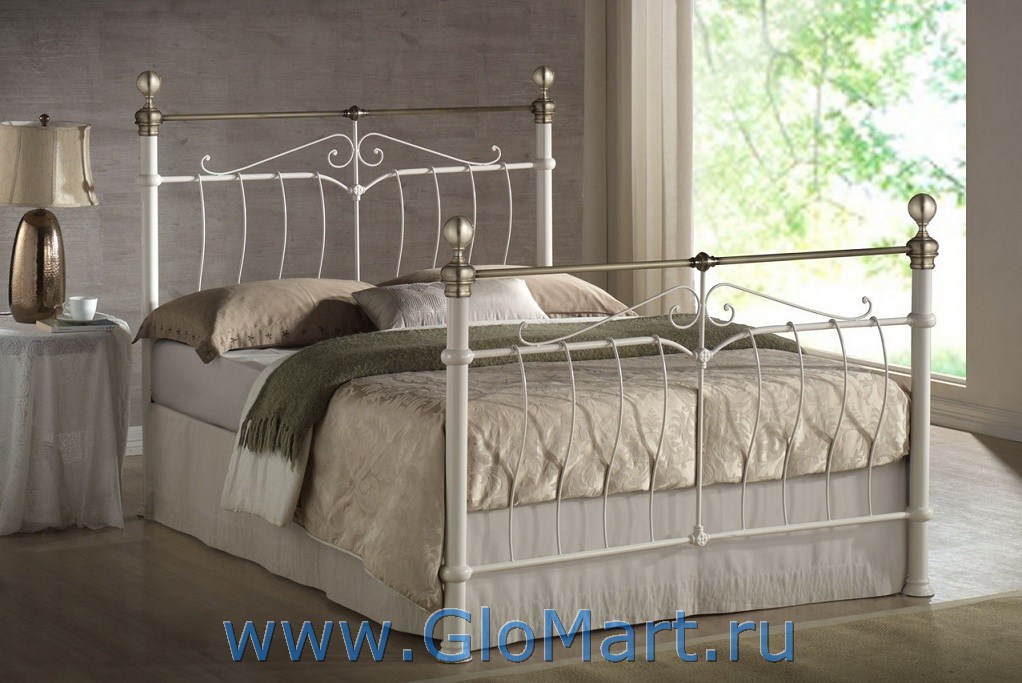 кровать с решетчатыми спинками