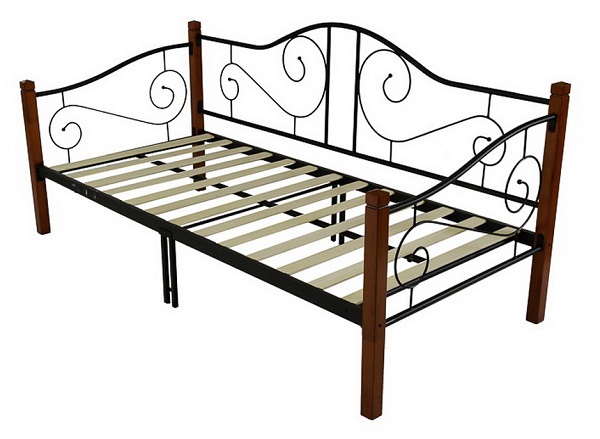Кровать с металлическими спинками 