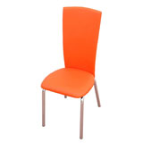 Металлический стул оранжевого цвета.
