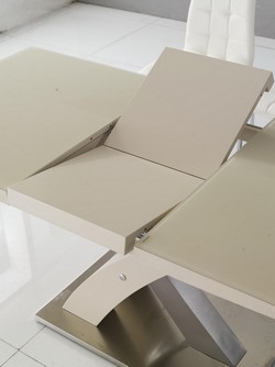 Раздвижная часть стола убирается внутрь стола.