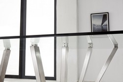 Материал каркаса стола: металл. Столешница прозрачная, из закаленного стекла.