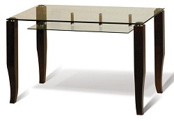 Стеклянный обеденный стол. Столешница прямоугольная. Опоры деревянные.
