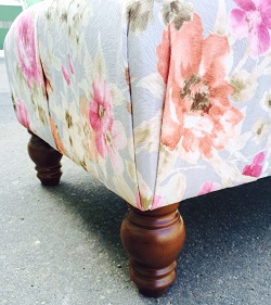 Пуф-банкетка из ткани на ножках. Цвет: цветы