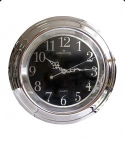Часы настенные серебристые с чёрным циферблатом.