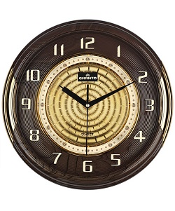 Круглые настенные часы тёмно-коричневые.