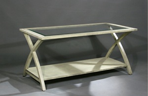 Большой деревянный  стол со стеклянной столешницей и нижней полкой для журналов. Размеры: L122хW61хH56. Цвет- слоновая кость.