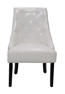 Кресло из кожзама на деревянной основе. Цвет белый