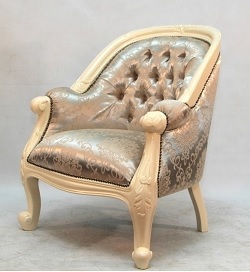 Кресло из массива дерева с обивкой из ткани. Цвет:слоновая кость, ткань-беж.с рисунком