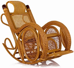 Кресло-качалка из ротанга. Богато декорированное. Цвет: золотой мёд.