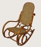 кресло качалка из дерева и ротанга
