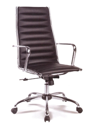Кресло офисное. Сидение и спинка мягкие. Цвет черный. Ножки металлические. 