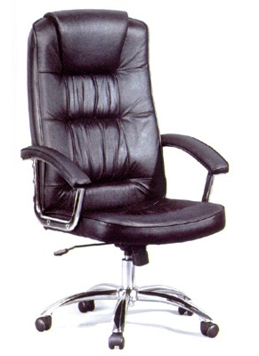 Кресло офисное. Сидение и спинка выполнены из кожи. Цвет черный. Ножки металлические.