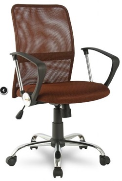 Офисное кресло на колесах с подлокотниками. Спинка сетчатая. Цвет коричневый.