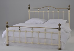 Двуспальная кровать из металла цвета античной меди.