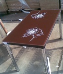 Прямоугольный обеденный стол из стекла. Столешница коричневая с рисунком. 
