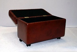Раскрытый прямоугольный пуфик-банкетка с ящиком на колёсиках для прихожей.  