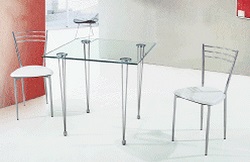 Обеденный стол из прозрачного стекла.