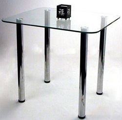 Прямоугольный обеденный стол на металлических ножках