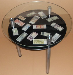 Круглый стол с изображением купюр на подстолье