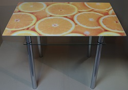 Стол с апельсинами на столешнице