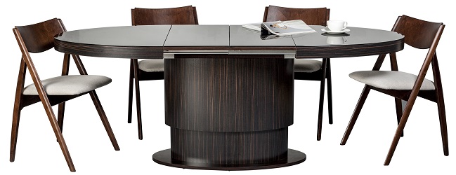 Овальный раскладной стол из дерева тёмного цвета