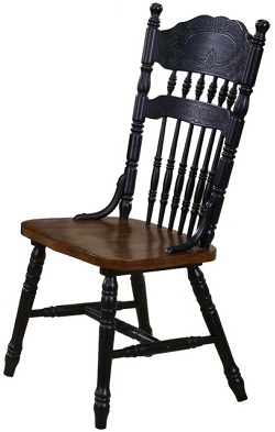 Комбинированный стул из массива дерева выполнен в стиле кантри.Ножки резные, спинка резная.
Производство: Малайзия