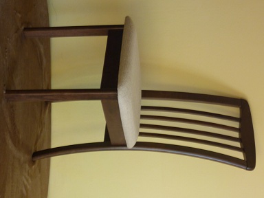 стул деревянный, классический.