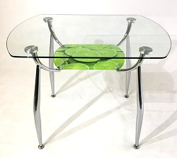 Прямоугольный стеклянный стол с полочкой. Столешница из прозрачного стекла.
