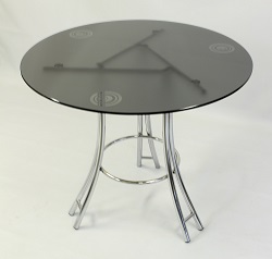 Стеклянный стол на металлических опорах. стекло серое с рисунком.