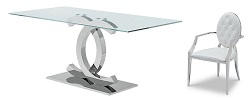 Прямоугольный обеденный стол с прозрачной столешницей.