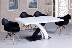 Обеденная группа: стол и четыре стула. 
