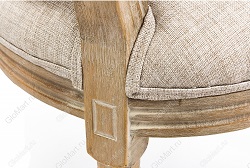 Мягкий стул с обивкой из ткани на деревянном каркасе. Фрагмент сиденья.