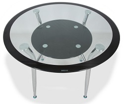 Круглый стеклянный стол с окантовкой по периметру и полочкой. Окантовка и полочка черного цвета.