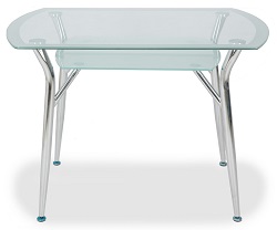Прямоугольный стеклянный стол с окантовкой по периметру и полочкой. Цвет матовый.