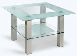 Прозрачный стол из стекла на металлическом каркасе.