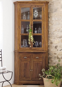 Угловой буфет из дерева со стеклом. В интерьере.