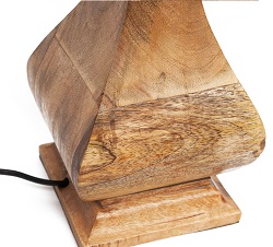 Лампа настольная с деревянным основанием и абажуром из ткани. Фрагмент основания.