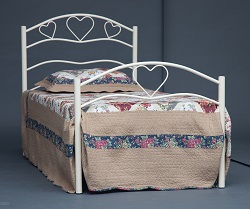 Кровать с сердечками для юных леди.