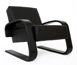 Кресло для отдыха. Цвет обивки черный, цвет каркаса венге. 